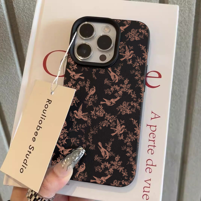 Apple Iphone 15 - Розовый силиконовый чехол с узором в